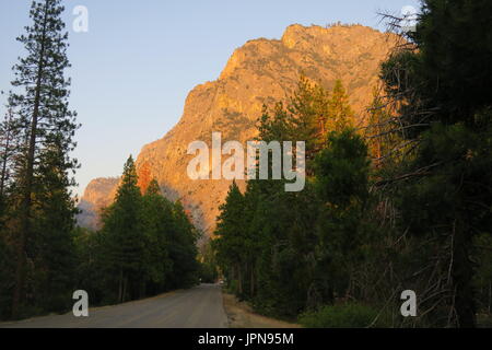 L'augmentation des falaises de granit, au-dessus du dôme Road dans la région de King's Canyon, King's Canyon National Park, California, United States Banque D'Images