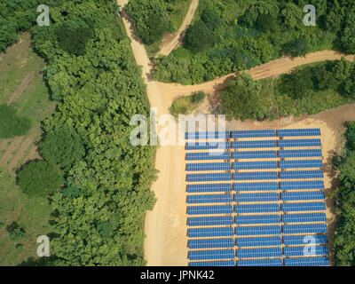 La ferme de l'énergie solaire dans l'arrière-plan naturel vue aérienne au-dessus de drone Banque D'Images