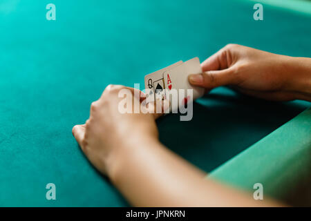 Dvd peeking cartes au Blackjack game Banque D'Images