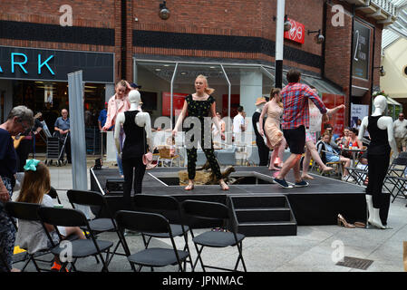 Les élèves de la mode sur fashion show dans les Lanes shopping centre Carlisle cumbria Banque D'Images