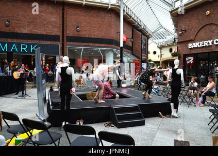 Les élèves de la mode sur fashion show dans les Lanes shopping centre Carlisle cumbria Banque D'Images