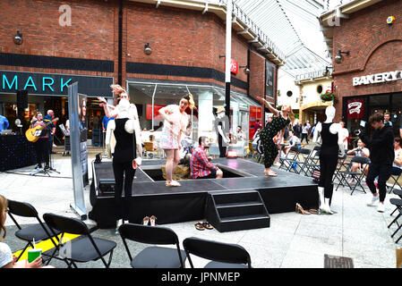 Les élèves de la mode sur fashion show dans les Lanes shopping centre Carlisle cumbria Banque D'Images