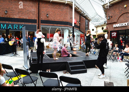 Les élèves de la mode sur fashion show dans les Lanes shopping centre Carlisle cumbria Banque D'Images