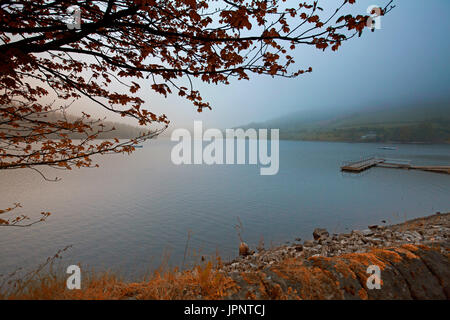 Matin brumeux à Ladybower reservoir, Angleterre Banque D'Images