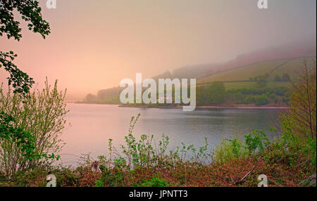 Matin brumeux à Ladybower reservoir, Angleterre Banque D'Images