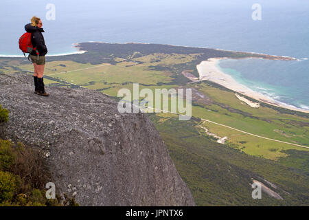 Randonneurs sur Strzelecki Pics, donnant sur Point pantalon Banque D'Images