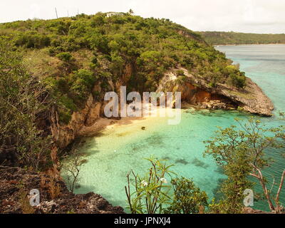 Vue plongeante sur l'azur des eaux tropicales de Little Bay, Anguilla, BWI. Inaccessible sauf par corde dodgy grimper ou bateau. Banque D'Images