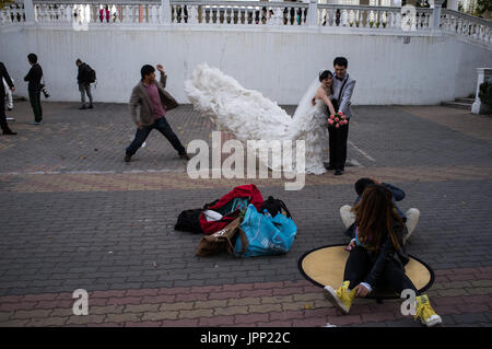 La prise de photo de mariage dans le Parc Chaoyang Beijing, Chine Banque D'Images