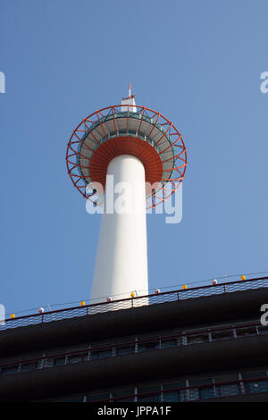 Une vue de la Tour de Kyoto à partir de ci-dessous, situé en face de la gare de Kyoto. Banque D'Images