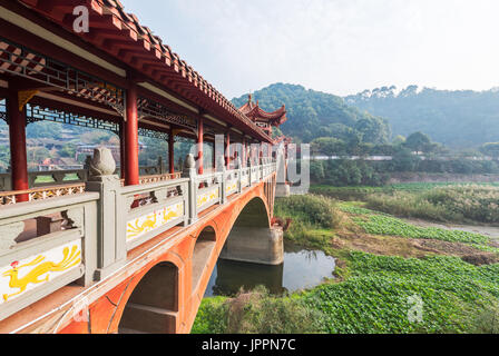 Yangjiang - Chengdu - Zhuoying pont traditionnel ancien Banque D'Images