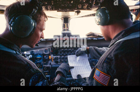 Un pilote et co-pilote en vol à bord de l'US Air Force, Boeing KC 135 tanker pendant les opérations de ravitaillement en vol sur le territoire continental des États-Unis. Banque D'Images