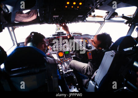 Un pilote et co-pilote en vol à bord de l'US Air Force, Boeing KC 135 tanker pendant les opérations de ravitaillement en vol sur le territoire continental des États-Unis. Banque D'Images