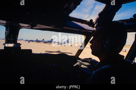 Un pilote de l'US Air Force KC-135 tanker taxis son passé la piste remplie de U.S. Air Force B-1 Lancer la bombe. Banque D'Images