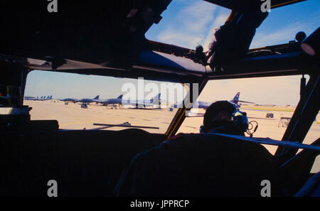 Un pilote de l'US Air Force KC-135 tanker taxis son passé la piste remplie de U.S. Air Force B-1 Lancer la bombe. Banque D'Images