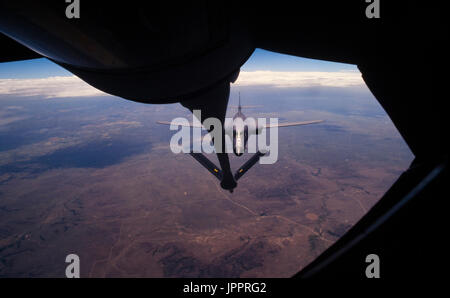 L'air de ravitaillement en vol de l'US Air Force un Lancier bombardiers B-1 d'un ravitailleur KC135 Banque D'Images