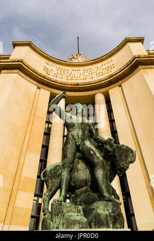 21 pieds de statue en bronze d'Hercule avec Bull par Albert Pommier au Palais de Chaillot, Jardins du Trocadéro Banque D'Images