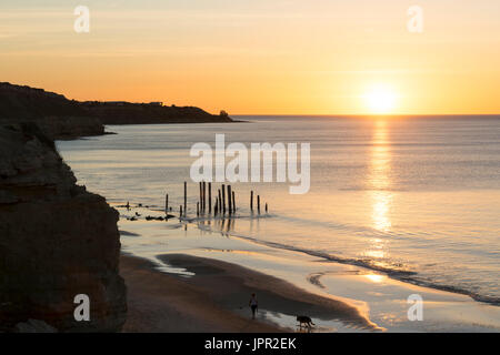 L'ancien port jetée ruines sur Alan Jaume & Fils Beach, Australie du Sud juste avant le coucher du soleil. Connu sous le nom de bois par les habitants et situé dans la péninsule de Fleurieu Peninsu Banque D'Images