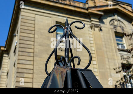 Un détail de la clôture en fer forgé de la balustrade au centre-ville de Montréal, Canada Banque D'Images