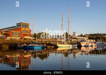 Marina de Port Townsend au Point Hudson avec goélette bateau à voile Martha pendant le lever du soleil. Le Centre Maritime du nord-ouest en arrière-plan. Banque D'Images