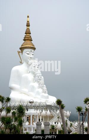 Cinq grandes statue du Bouddha blanc sur fond de ciel nuageux au temple Wat Phasornkaew Phetchabun, Thaïlande, Banque D'Images