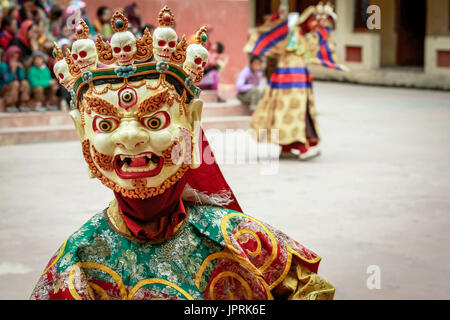 La danse Cham tibétain avec des joueurs portant un masque effrayant qui représente l'une des divinités bouddhistes. La danse Cham tibétain est plus d'une exp spirituelle Banque D'Images