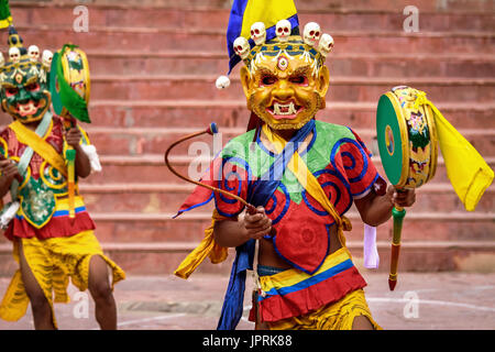 Associés à la danse Cham le bouddhisme tibétain, un costume masqué uniques et spécifiques à la danse Le Bouddhisme Mahayana. La danse Cham est un divertissement Banque D'Images