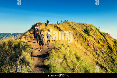 Un groupe de voyageurs à pied le long de la caldeira du volcan batur indonésien après l'excursion mont Batur sunrise Trekking / Randonnée mont Batur, bali Banque D'Images