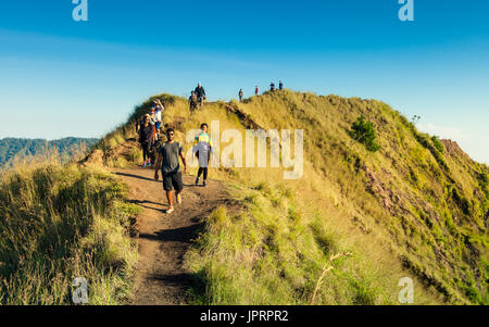 Un groupe de voyageurs à pied le long de la caldeira du volcan batur indonésien après l'excursion mont Batur sunrise Trekking / Randonnée mont Batur, bali Banque D'Images