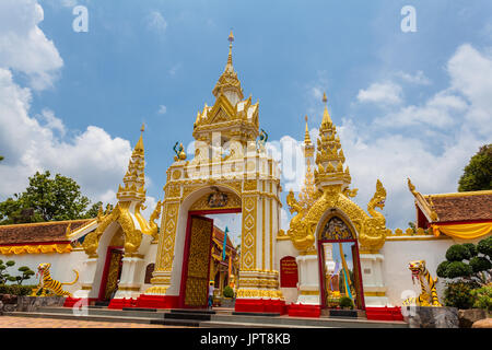La pagode d'or de Wat Phra That Phanom. belle architecte en Orient Thai style Banque D'Images