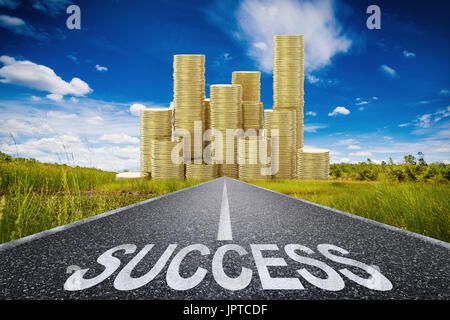 Route du succès concept avec succès en rendu 3D texte sur route asphaltée et pile de pièces d'or Banque D'Images