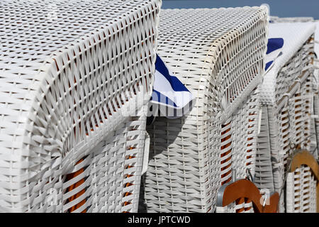 Trois chaises de plage au toit sont montrées de près. Vue de côté de ces meubles de plage peut être vu sur la plage à Kolobrzeg en Pologne Banque D'Images