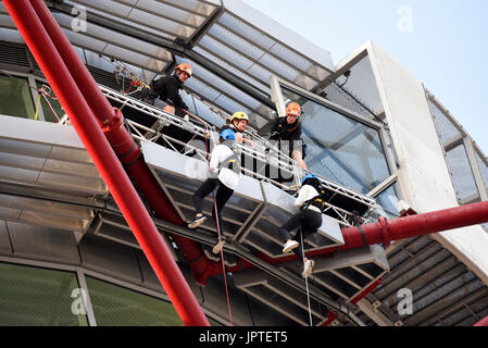 Descente en rappel depuis ArcelorMittal Orbit par Wire & Sky. Parc olympique Queen Elizabeth, Stratford, Londres, Royaume-Uni. Événement d'activité Banque D'Images