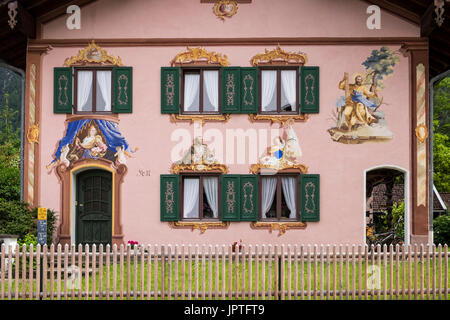 Luftmalerei fresques peintes sur les bâtiments de la ville bavaroise de Mittenwald, Allemagne Banque D'Images