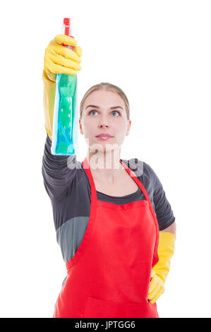 Femme au foyer femme vaporisateur avec fenêtre imaginaire de nettoyage verre isolé sur fond blanc Banque D'Images