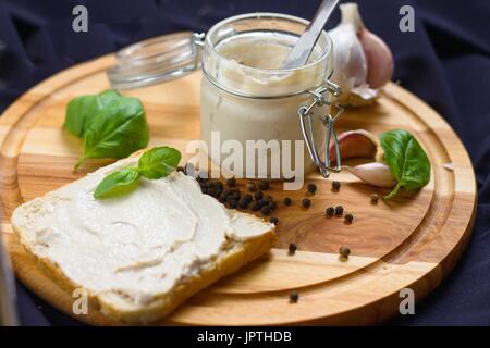 Pate de viande en pot de verre servi avec des tranches de pain Banque D'Images