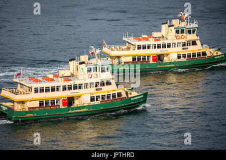 Deux ferries Charlotte et Scarborough de première classe pour le port de Sydney s'approchent du quai Circular à Sydney, Nouvelle-galles du Sud, australie Banque D'Images