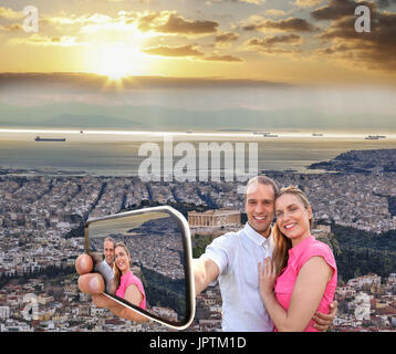 Couple qui contre selfies temple du Parthénon sur l'Acropole à Athènes, Grèce Banque D'Images