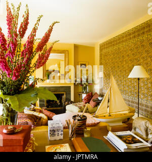 Fleurs et de maquette de bateau dans la salle de séjour Banque D'Images