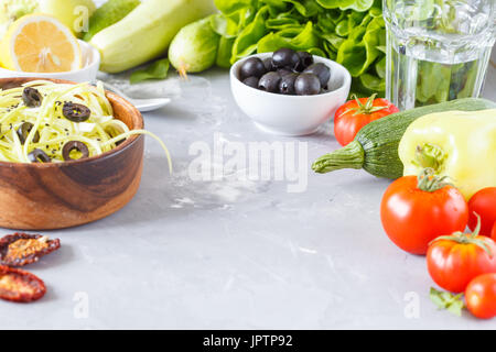 Les pâtes de courgettes aux olives et le tofu. Repas végétarien de légumes et de tofu. L'amour pour une saine nourriture vegan concept. Banque D'Images