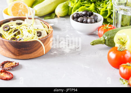 Les pâtes de courgettes aux olives et le tofu. Repas végétarien de légumes et de tofu. L'amour pour une saine nourriture vegan concept. Banque D'Images