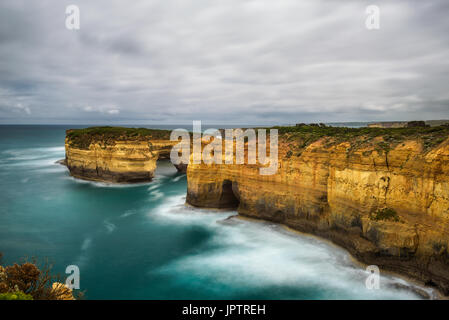 Loch Ard Gorge le long de la célèbre Great Ocean Road, à Victoria, en Australie, près de Port Campbell et les douze apôtres. Longue exposition. Banque D'Images