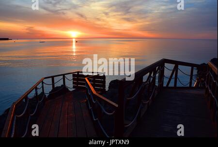 Lever du soleil à la baie coastal road , Famagusta , Chypre. Banque D'Images
