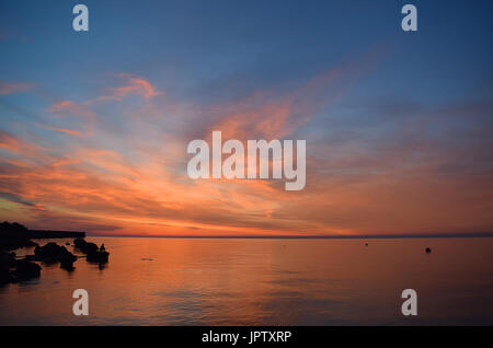 Lever du soleil à la baie coastal road , Famagusta , Chypre. Banque D'Images