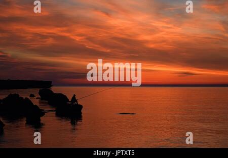 Lever du soleil à la baie coastal road , Famagusta , Chypre. Banque D'Images