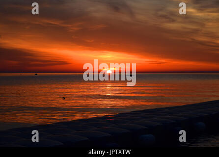 Lever du soleil à la baie coastal road , Famagusta , Chypre. Banque D'Images