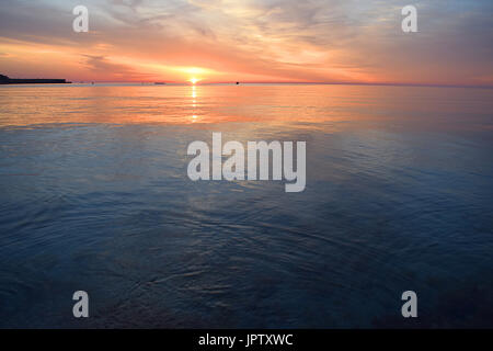 Lever du soleil à la baie coastal road , Famagusta , Chypre. Banque D'Images