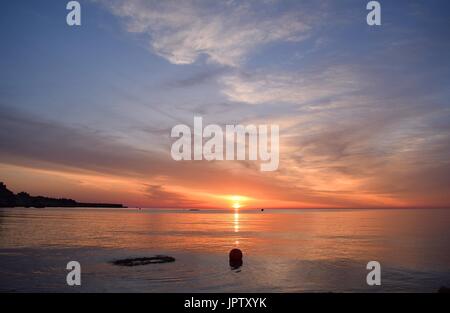 Lever du soleil à la baie coastal road , Famagusta , Chypre. Banque D'Images