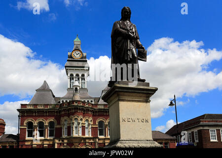 Statue de Sir Isaac Newton et le Guildhall, hôtel de ville de Grantham, Lincolnshire, Angleterre, RU Banque D'Images