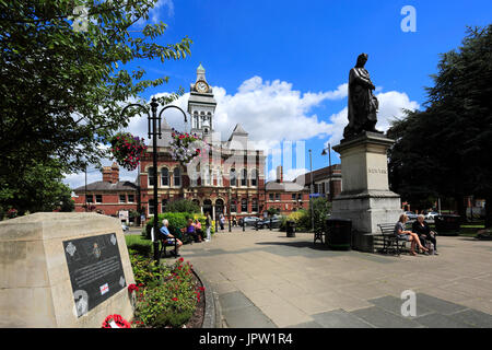 Statue de Sir Isaac Newton et le Guildhall, hôtel de ville de Grantham, Lincolnshire, Angleterre, RU Banque D'Images