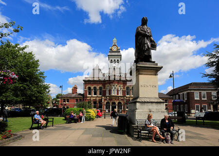 Statue de Sir Isaac Newton et le Guildhall, hôtel de ville de Grantham, Lincolnshire, Angleterre, RU Banque D'Images